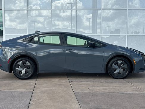 Used 2024 Toyota Prius LE image 3