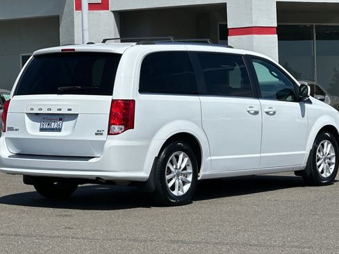 Used 2019 Dodge Grand Caravan SXT FWD image 2