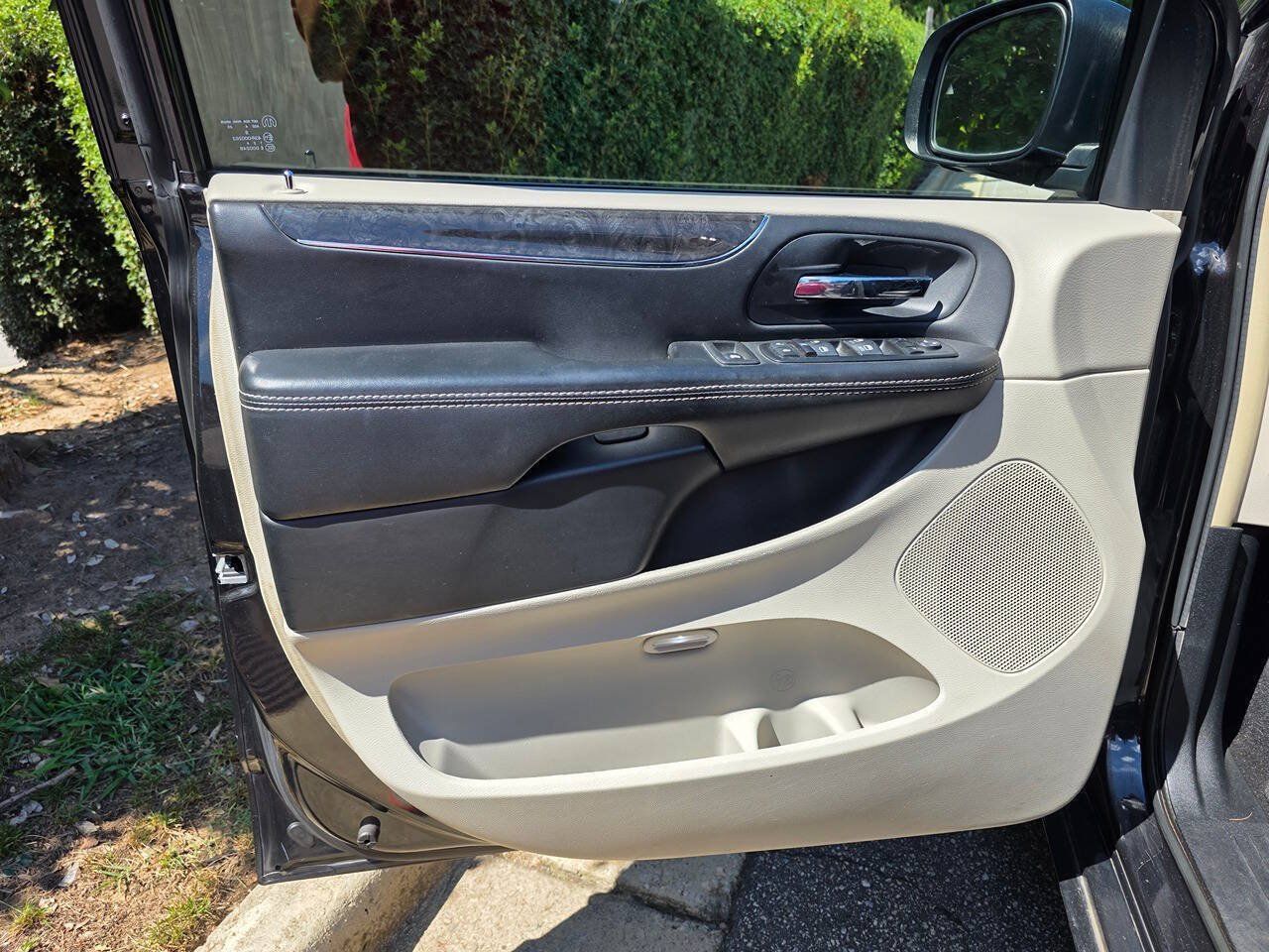 Used 2015 Chrysler Town & Country Touring-L w/ Driver Convenience Group FWD image 9