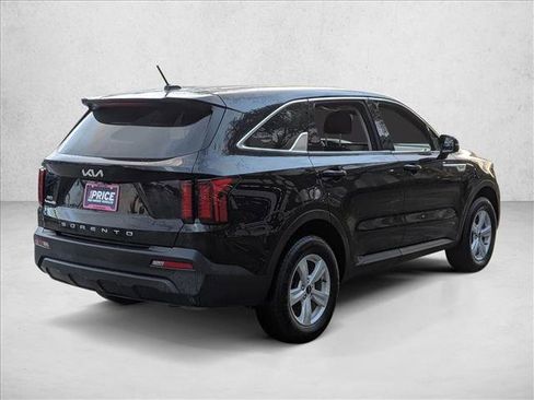 Used 2022 Kia Sorento LX image 5