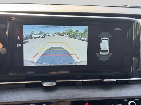Used 2024 Kia Carnival EX FWD image 27