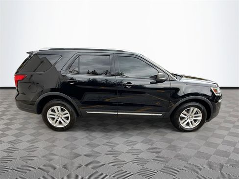 Used 2018 Ford Explorer XLT image 9