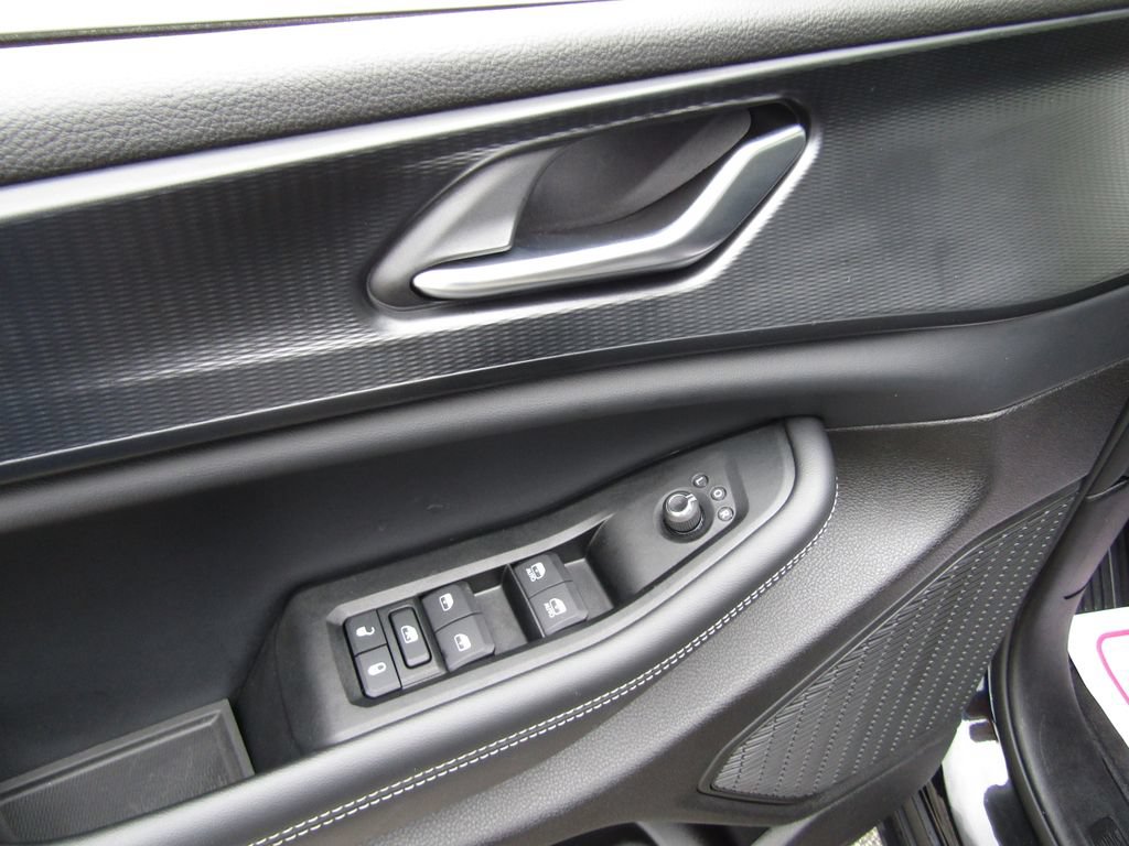 Used 2025 Jeep Grand Cherokee Altitude AWD/4WD image 21