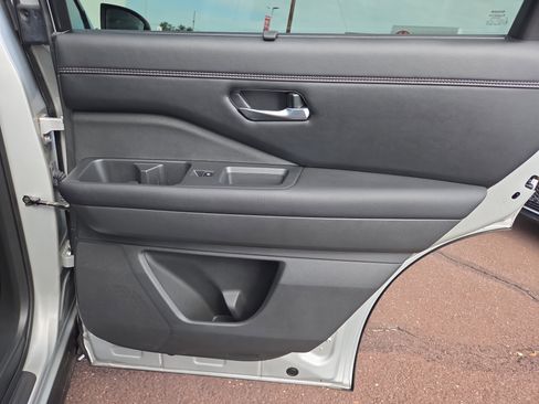 Used 2023 Nissan Pathfinder Platinum image 19