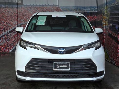Certified 2023 Toyota Sienna LE FWD image 3