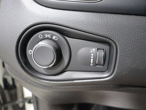 Used 2023 Jeep Renegade Latitude AWD/4WD image 32