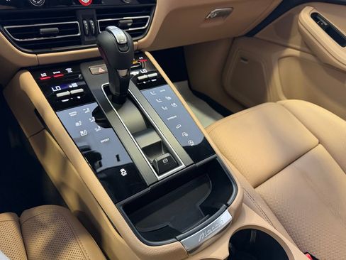 Certified 2026 Porsche Macan AWD/4WD image 19