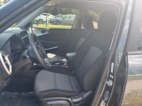Used 2025 Kia Soul LX w/ LX Technology Package FWD image 35