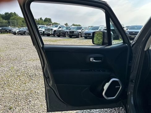 Used 2020 Jeep Renegade Latitude w/ Cold Weather Group AWD/4WD image 23