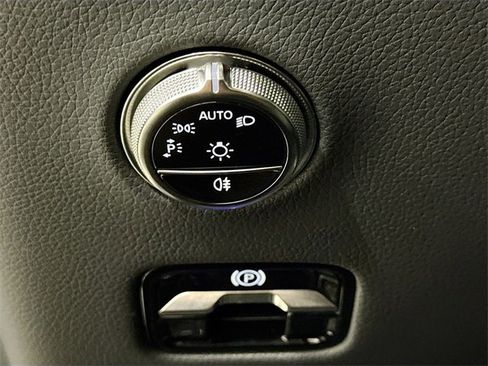 Used 2025 Mercedes-Benz GLC 300 4MATIC image 10