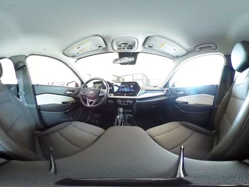 Used 2025 Chevrolet Trax LT w/ LT Convenience Package FWD image 41