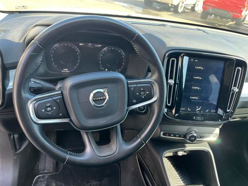Used 2019 Volvo XC40 T5 Momentum image 12