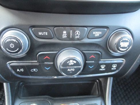 Used 2019 Jeep Cherokee Trailhawk w/ Cold Weather Group image 33