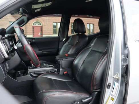 Used 2018 Toyota Tacoma TRD Sport w/ Technology Package AWD/4WD image 13