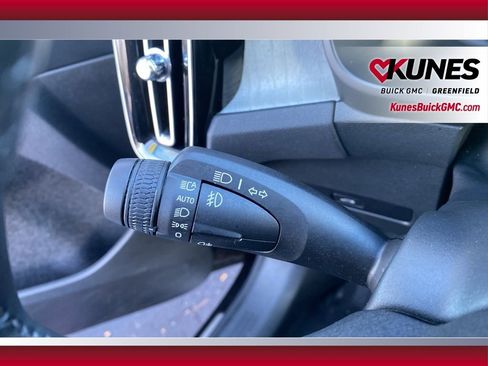 Used 2024 Volvo XC40 B5 Core image 17