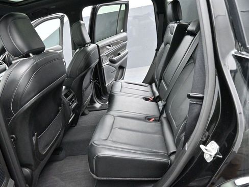 Used 2022 Jeep Grand Cherokee Overland AWD/4WD image 32