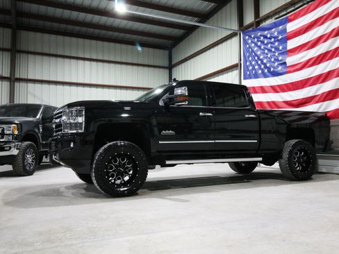 Used 2019 Chevrolet Silverado 2500 High Country w/ Duramax Plus Package AWD/4WD image 4