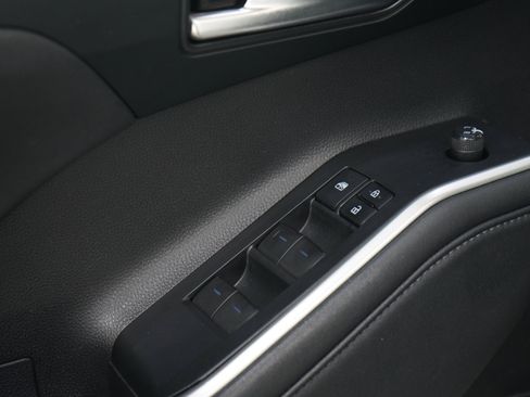 Used 2021 Toyota Highlander XLE AWD/4WD image 21