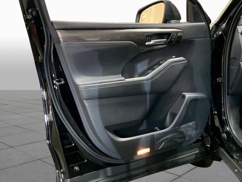 New 2026 Toyota Highlander Platinum AWD/4WD image 10