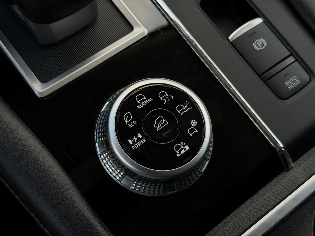 Used 2023 Mitsubishi Outlander 4WD Plug-In Hybrid image 18