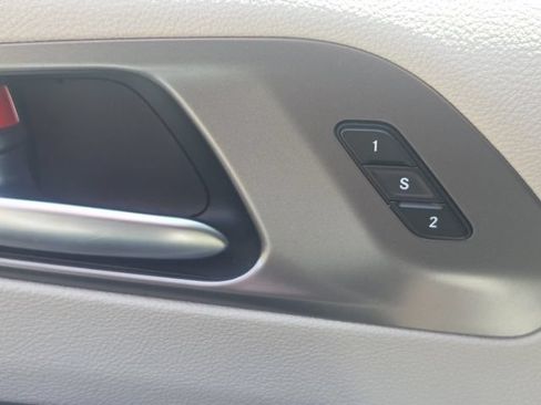 Used 2023 Chrysler Pacifica Touring-L FWD image 25