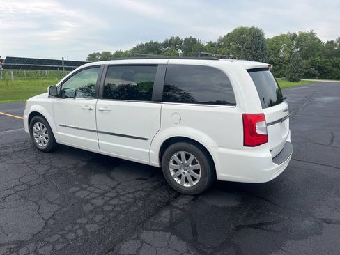 Used 2013 Chrysler Town & Country Touring FWD image 2