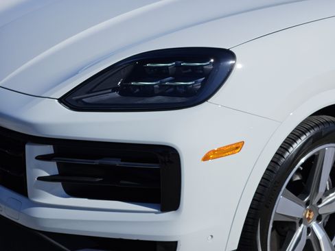 Certified 2025 Porsche Cayenne Coupe image 12