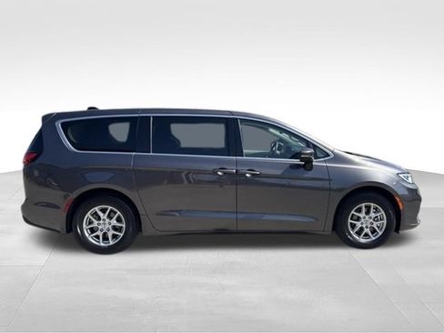 Used 2023 Chrysler Pacifica Touring-L FWD image 32