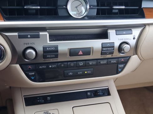 Used 2014 Lexus ES 300h w/ Premium Package w/Bamboo Trim image 28