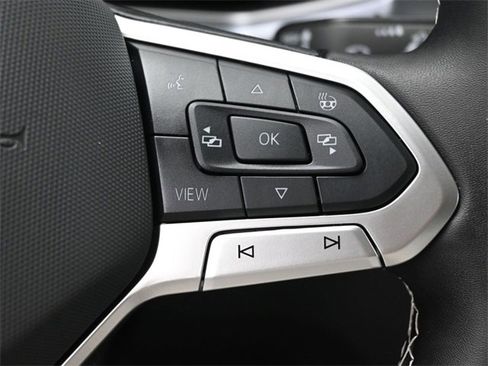 Certified 2025 Volkswagen Taos SE w/ Panoramic Sunroof Package image 18