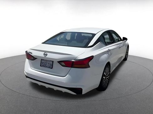 Used 2025 Nissan Altima 2.5 SV FWD image 14