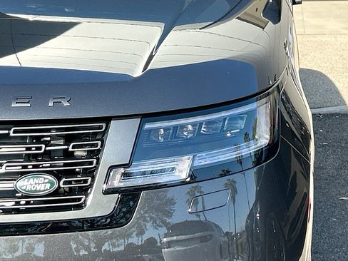 Used 2025 Land Rover Range Rover SE AWD/4WD image 6