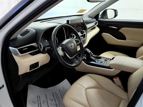 Used 2023 Toyota Highlander XLE image 16