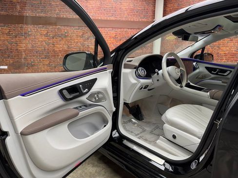 Used 2023 Mercedes-Benz EQS 580 4MATIC SUV image 9