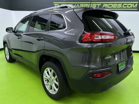 Used 2018 Jeep Cherokee Latitude Plus w/ Cold Weather Group FWD image 7