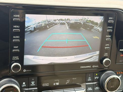 Used 2021 Toyota Highlander XLE FWD image 24