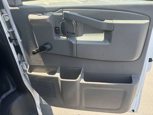 Used 2016 Chevrolet Express 2500 RWD image 17