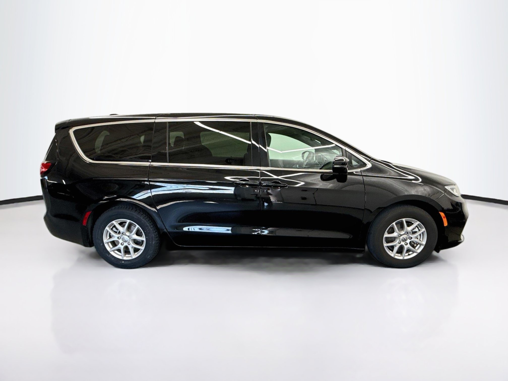 Used 2025 Chrysler Pacifica Select FWD image 10