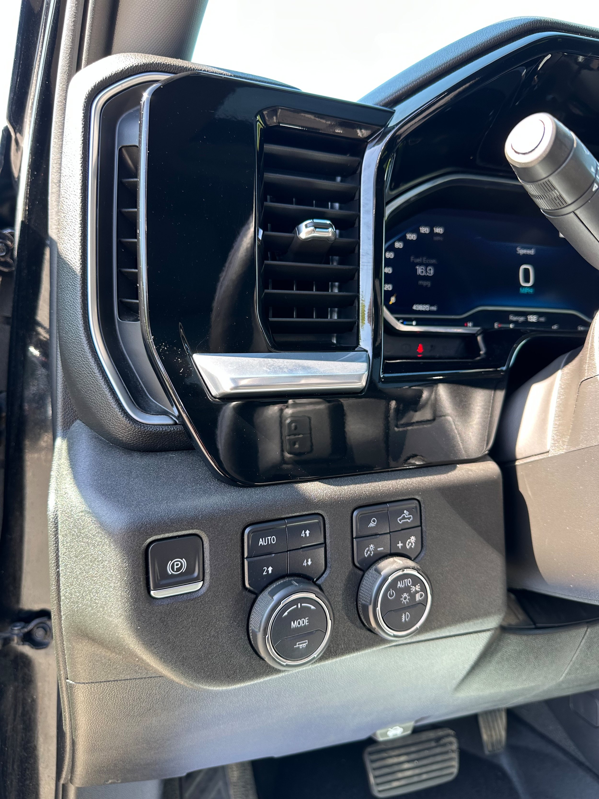 Used 2022 Chevrolet Silverado 1500 LTZ w/ LTZ Premium Package AWD/4WD image 12