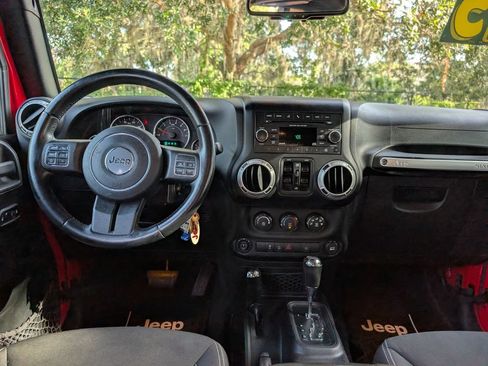 Used 2015 Jeep Wrangler Unlimited Sahara w/ Connectivity Group AWD/4WD image 10