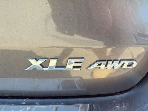 Used 2017 Toyota Highlander XLE image 17