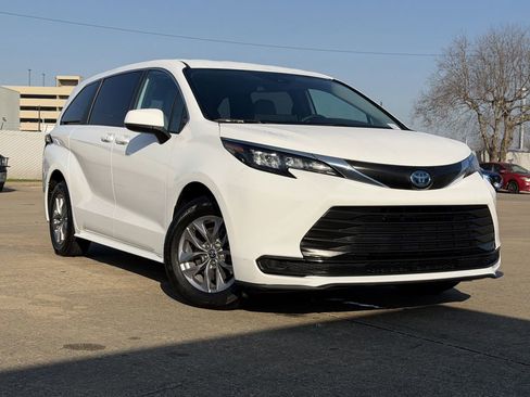 Used 2025 Toyota Sienna LE image 2