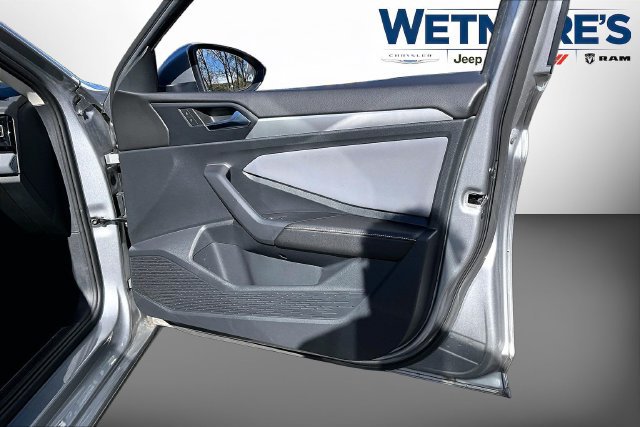 Used 2025 Volkswagen Jetta SE FWD image 27