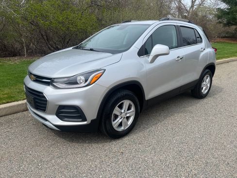 Used 2018 Chevrolet Trax LT w/ LT Convenience Package AWD/4WD image 1