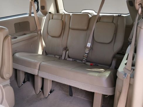 Used 2015 Chrysler Town & Country Touring image 20