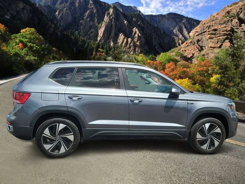 Used 2024 Volkswagen Taos SE w/ Panoramic Sunroof Package AWD/4WD image 2