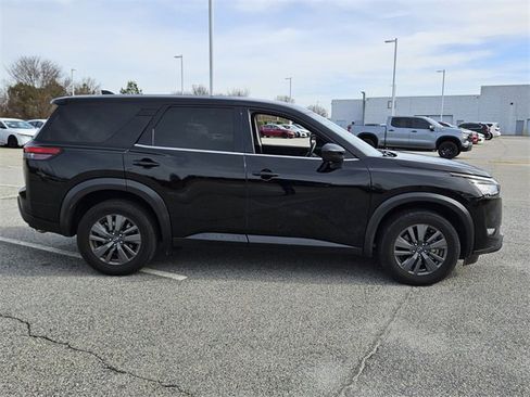 Used 2023 Nissan Pathfinder S image 14