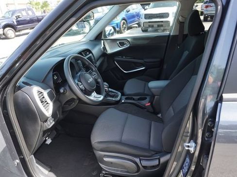 Used 2025 Kia Soul LX w/ LX Technology Package FWD image 15