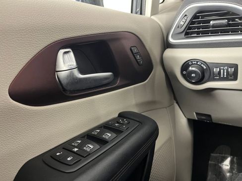 Used 2020 Chrysler Pacifica Limited image 24