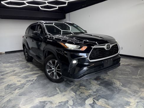 Used 2020 Toyota Highlander XLE AWD/4WD image 6